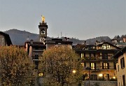 100 Al piazzale della stazione alla partenza sorgeva il sole, al rientro si accendono le luci 